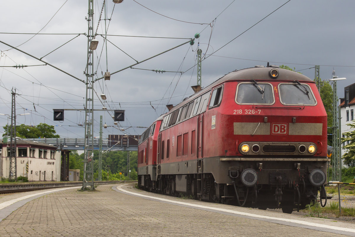 Noch ein alltägliches Bild in Lindau: 218 326-7 am IC 119. 10.5.18.