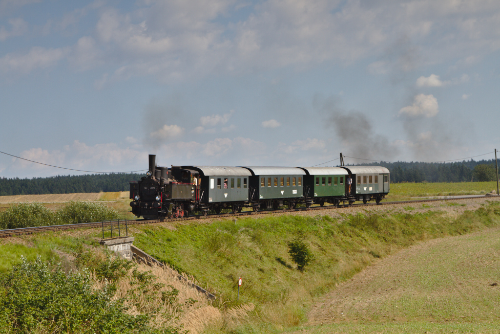 Noch ein Bild der 92.2271 mit Ihrem Zug in der Nähe von Groß Haslau. (15.08.2013)