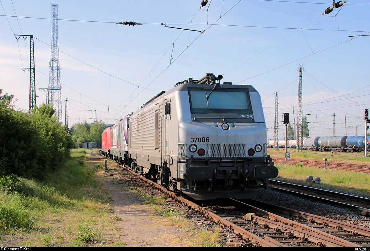 Noch ein Blick auf 37006 (Alstom Prima EL3U) der Akiem S.A.S., die im Bahnhof Großkorbetha am Hausbahnsteig abgestellt ist.
[10.5.2018 | 8:53 Uhr]