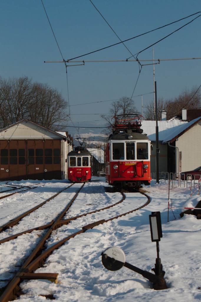 Noch ein Foto des Bahnhofs Attersee - links der zweiständige Lokschuppen, rechts das Bahnhofsgebäude. Zu sehen sind der abfahrtbereite Triebwagen 26 109 im Hintergrund und der Triebwagen 26 111 im Vordergrund. (07.02.2015)