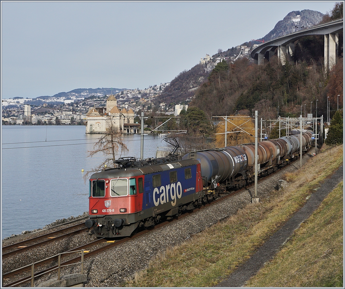Noch ein Güterzug, diesmal mit der SBB Re 420 276-8 kurz vor Villeneuve.
29. Dez. 2017