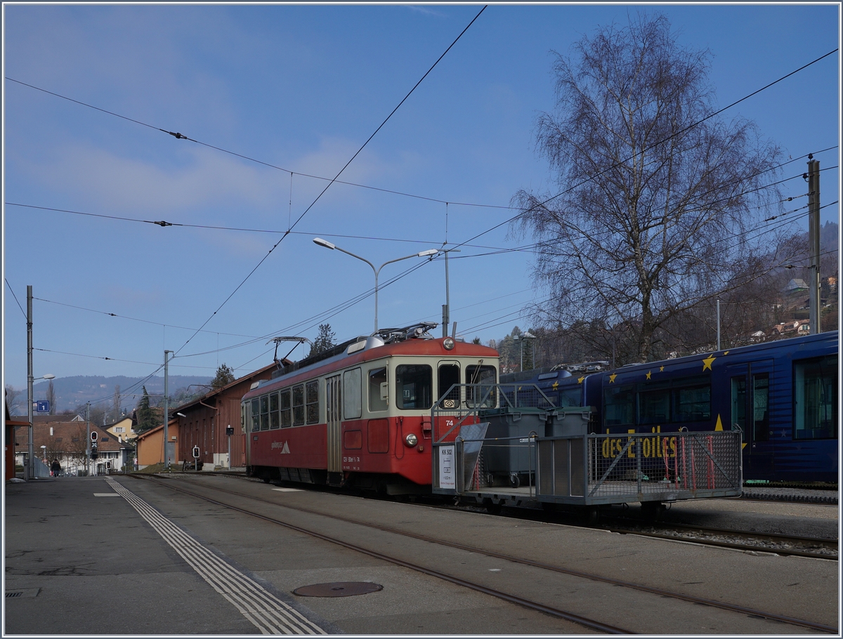 Noch ein Kehrichtzug und sogar mit Personenbeförderung: der CEV BDeh 2/4 74 wird, wenn die Abfahrtszeit herangerückt ist, als Regionalzug 1427 den KK502 mit Müllcontainer auf Les Plédades schieben.
13. Feb. 2017