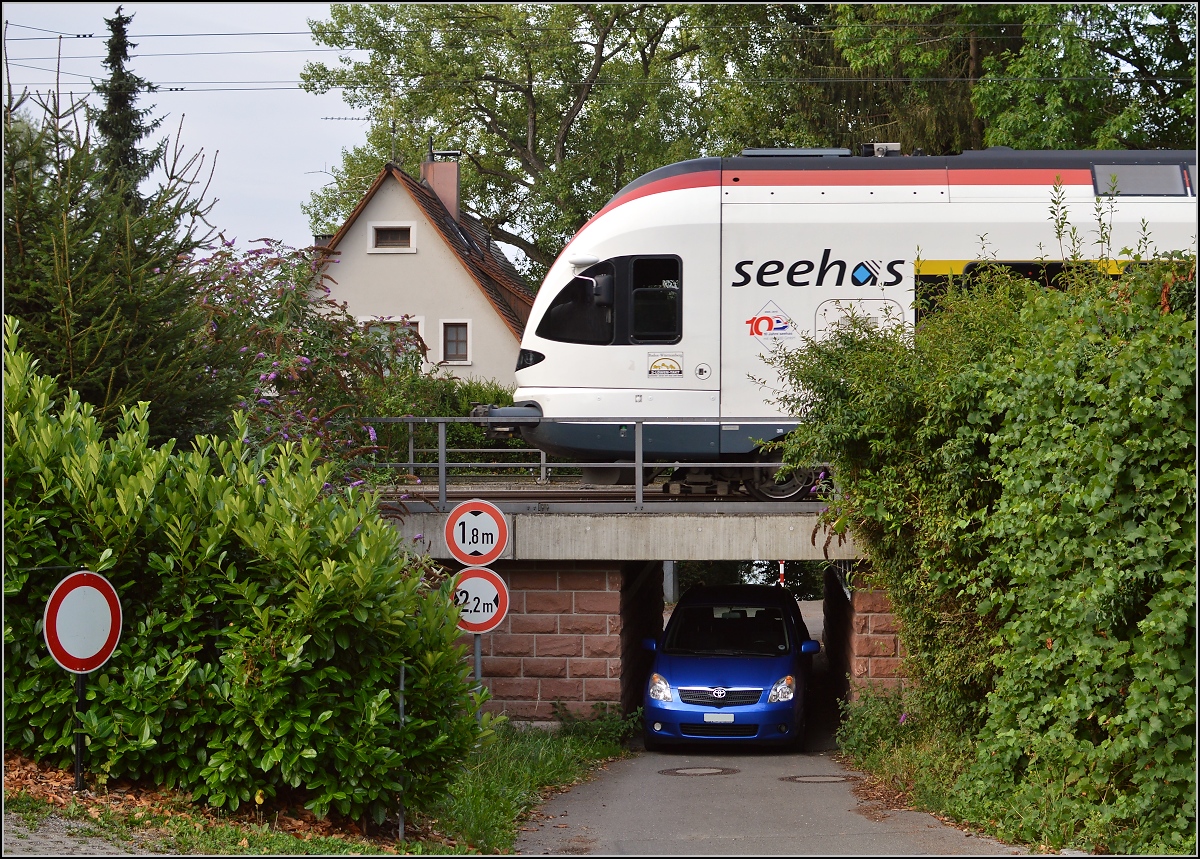 Noch ein kleiner Spaß der Unentwegten mit Größenvergleich auf dem Weg zum Bahnbildertreffen... Allensbach, August 2015.