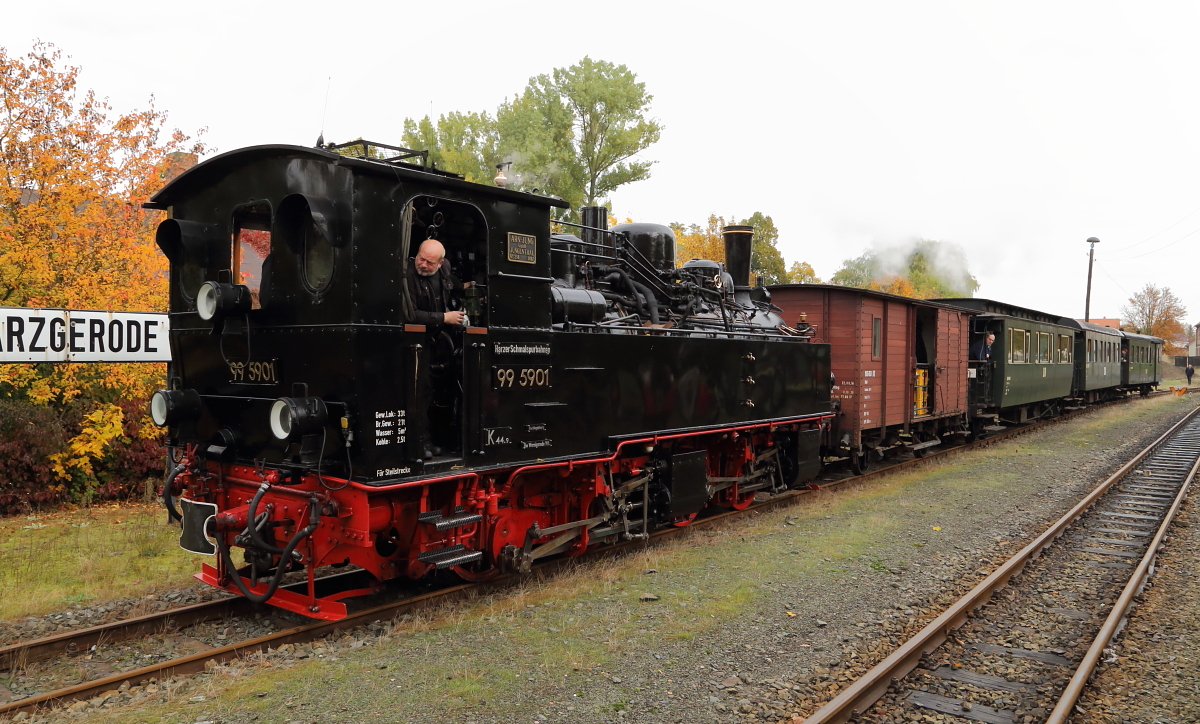 Noch ein kleines Stück, dann hat 99 5901 am 23.10.2016 mit ihrem IG HSB-Sonderzug die Parkposition auf Gleis 2 im Harzgeroder Bahnhof erreicht. Jetzt steht eine längere Mittagspause an.