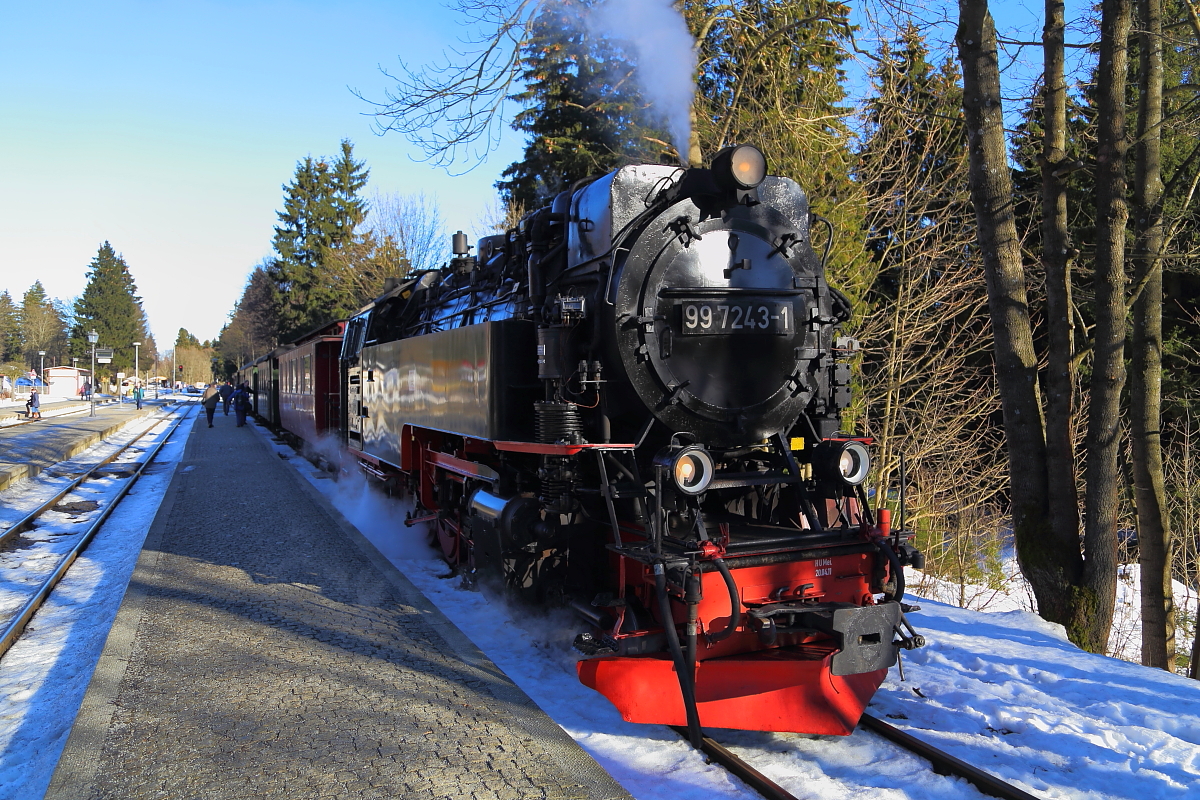 Noch ein letzter Blick am 13.02.2015 auf unseren abfahrbereiten IG HSB-Sonderzug im Bahnhof Drei Annen Hohne, dann muß auch der Fotograf zusehen, daß er wieder in seinen Wagen kommt!