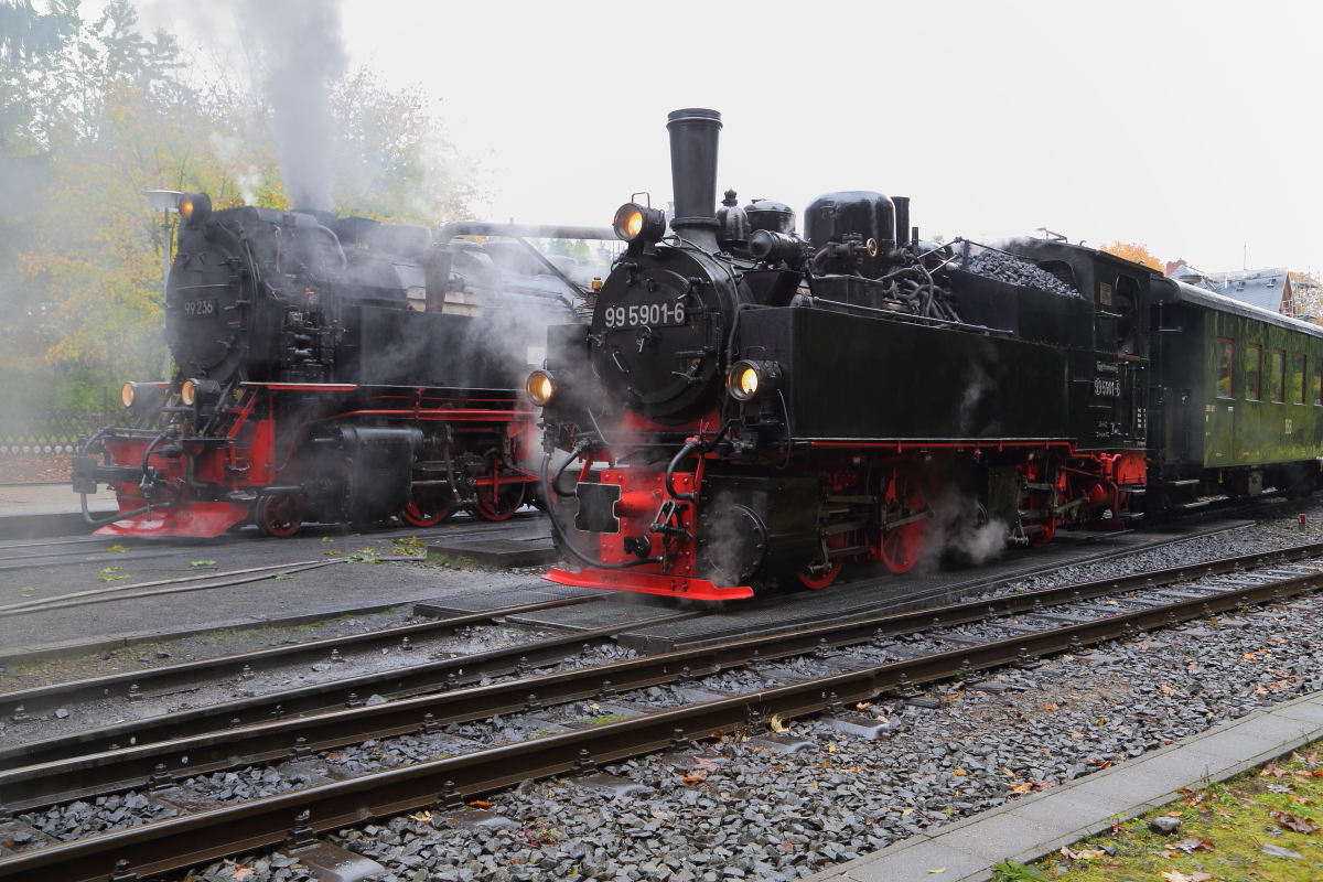 Noch ein letzter Blick auf die beiden unterschiedlichen Dampfrösser, dann setzt auch schon 99 5901 mit ihrem IG HSB-Sonderzug die Fahrt nach Nordhausen Nord fort. (Aufnahme vom 17.10.2015 im Bahnhof Drei Annen Hohne)