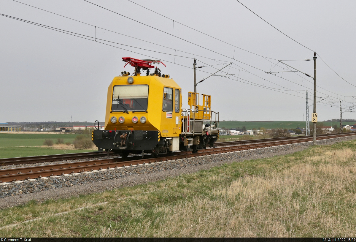 Noch ein Nachschuss auf die Vorderseite des nicht näher bekannten Gleisarbeitsfahrzeugs GAF 100 R/H, das in Teutschenthal Richtung Halle (Saale) rollt.

🧰 STRABAG Rail GmbH (STRABAG SE)
🕓 13.4.2022 | 15:39 Uhr