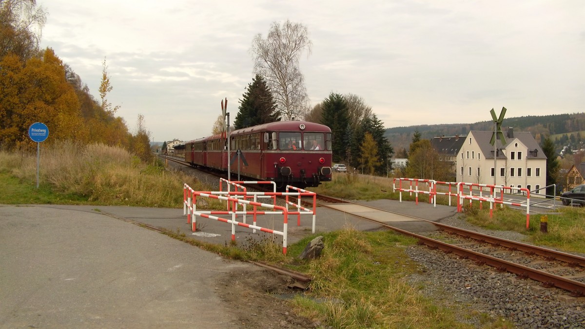 Noch ein Nachschuß von gleicher Stelle,Einfahrt der Uerdinger Schienenbusgarnitur in den Bahnhof Olbernhau Erzgebirge anläßlich einer Deutschlandrundfahrt am 5.11.2014.
