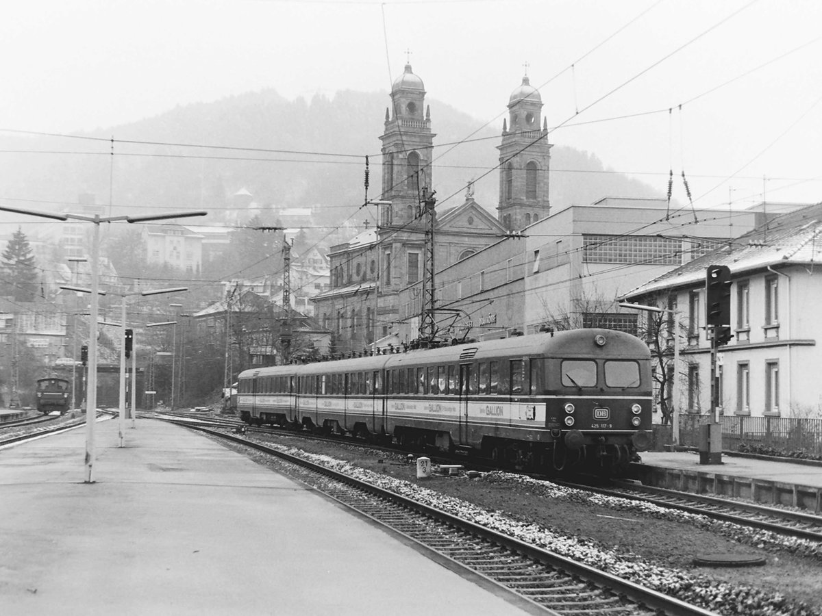 Noch ein Schtzcken von Rudolf Pavel, im Hintergrund ist die Ortsansssige Kf an Gleis4 zu erkennen, whrend an Gleis 1 der 425 117 gen Lindach ausfhrt. Das Bild entstand am 30.11.1980 in Eberbach.