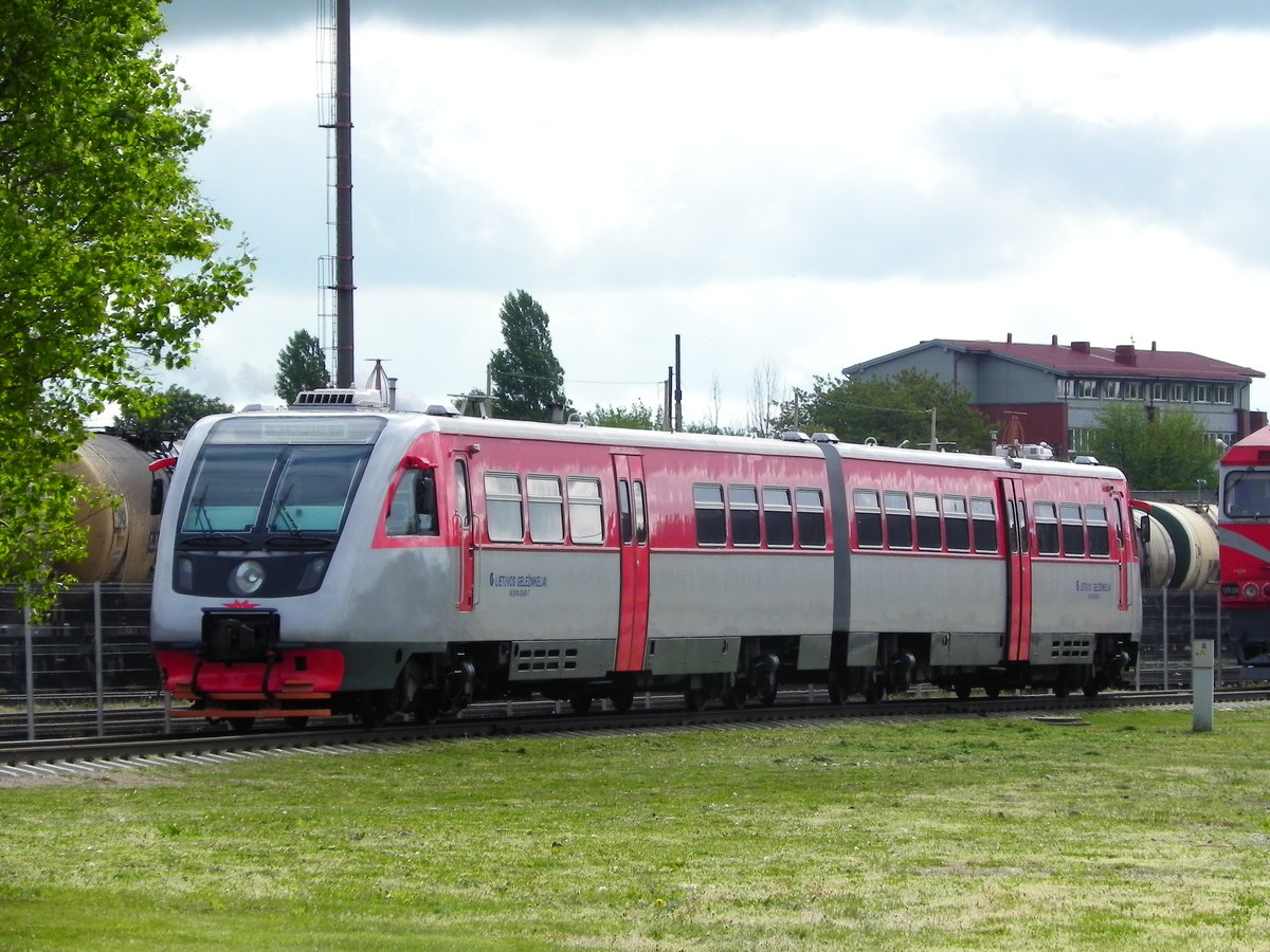 Noch ein Triebzug der Baureihe 03 - er steht am 17.05.2016 im Betriebswerk in Klaipeda. Fotografiert mit Tele vom öffentlich zugänglichen Parkplatz aus. 