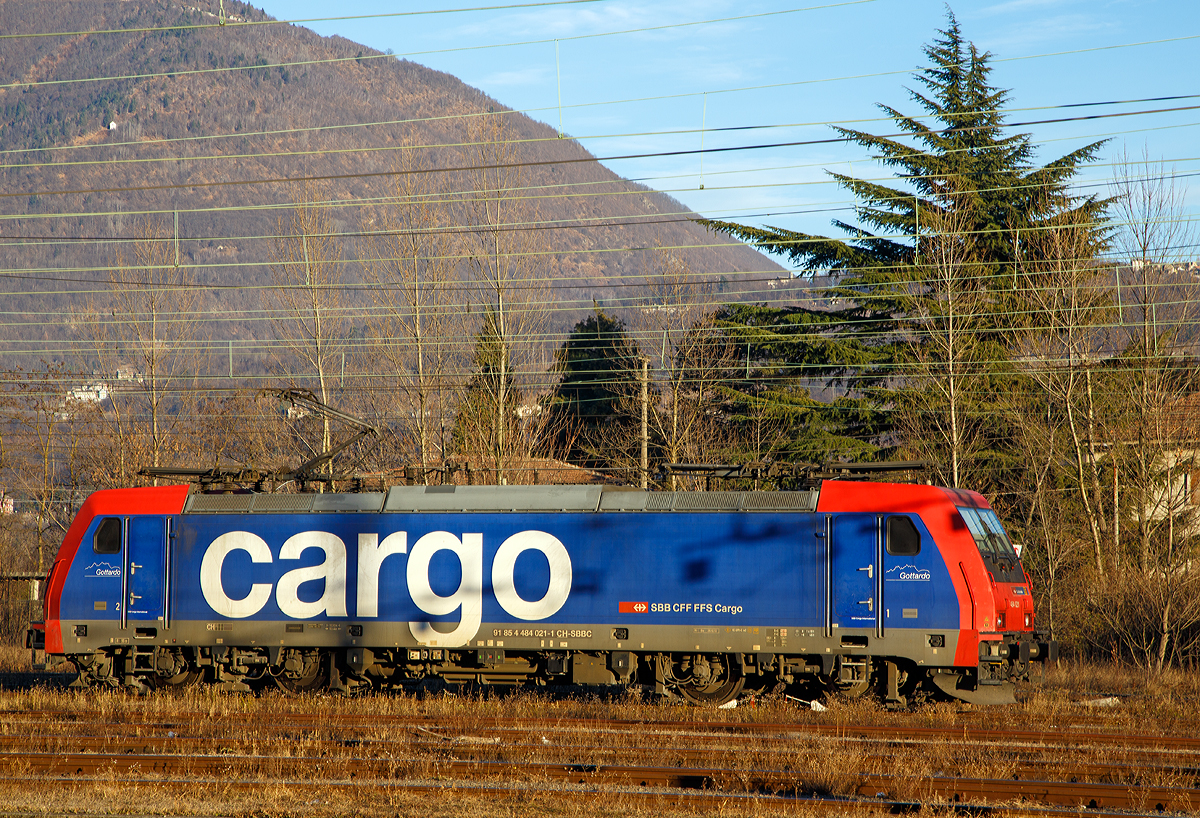 
Noch in einem tollen letztem Licht des Tages....
Die Re 484 021-1 (91 85 4 484 021-1 CH-SBBC) der SBB Cargo steht am 27.12.2015 beim Bahnhof Domodossola (I).

Die TRAXX F140 MS wurde 2006 von Bombardier in Kassel unter der Fabriknummer 34297 gebaut.