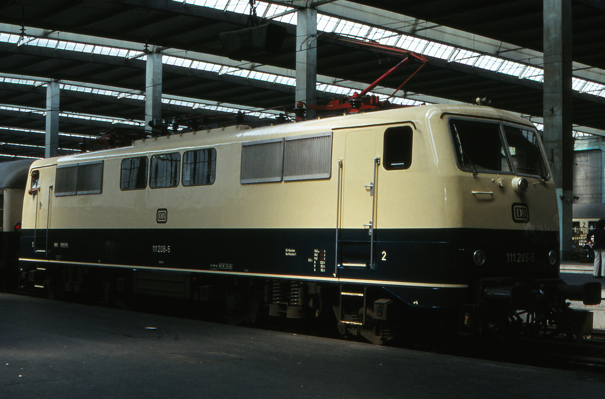 Noch einen Blick werfen wir auf die damals neue 111 208 in ihrem frisch glänzenden Lack, sogar die Stromabhnehmer glänzen rot. Samstag, 20. August 1983, München Hbf.
Canon AE1, Canoscan, GIMP