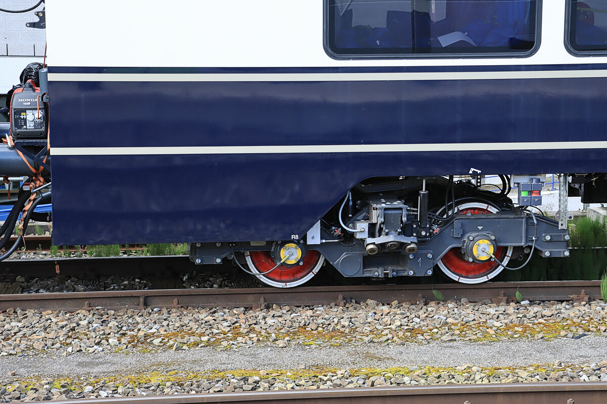 Noch einige Details zu den umspurbaren Wagen der MOB während ihren Testfahrten in Gümligen (Bern): Blick auf ein Drehgestell des Bsi 293 der MOB. 23.August 2021 