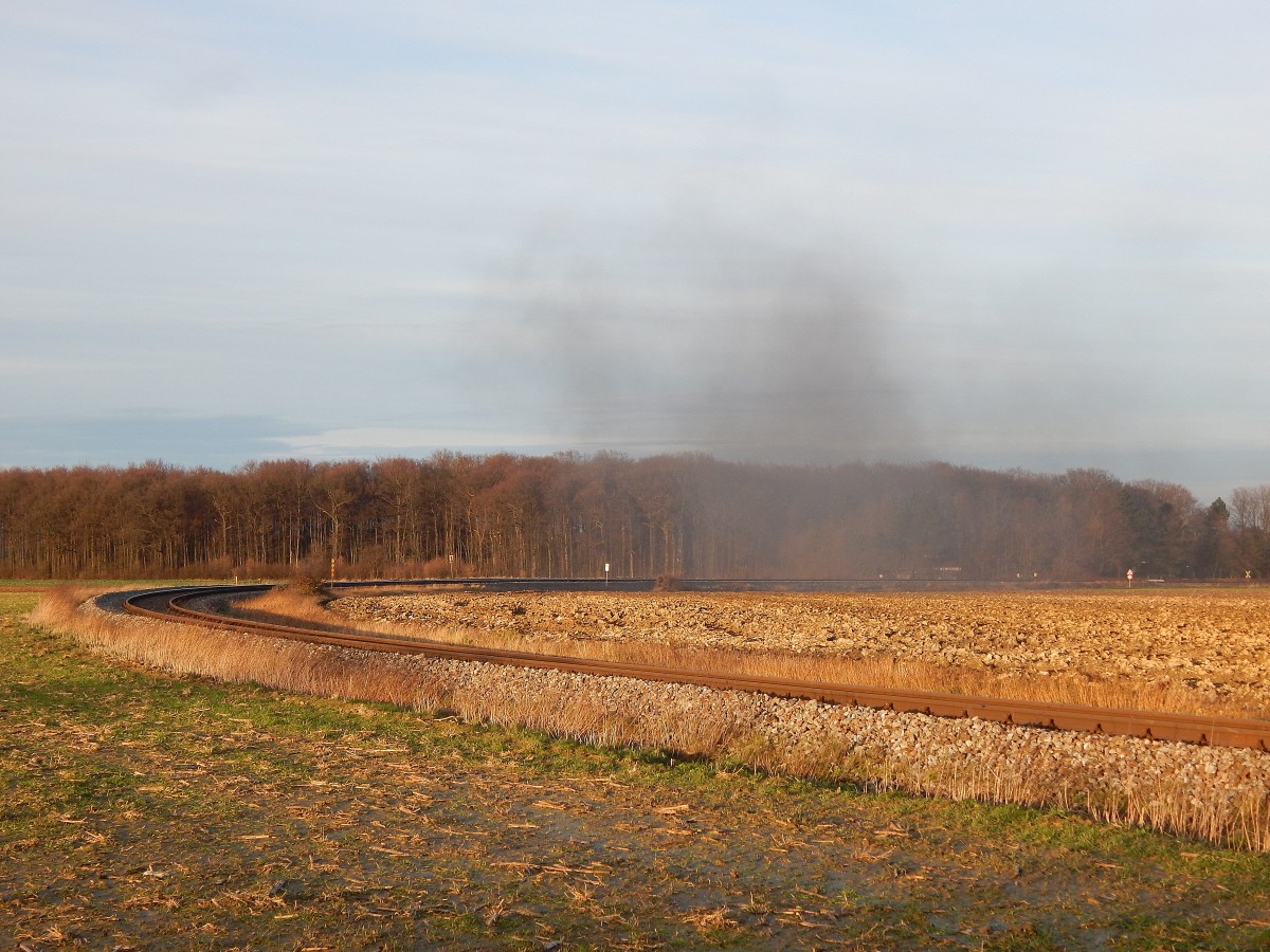 Noch einige Minuten nach dem der Sonderzug mit der 78 468 vorbei gefahren war hielt sich die Rauchwolke über den Feldern und verteilte den unverkennbaren Duft einer Dampflok in der Landschaft.

Anröchte 09.01.2016