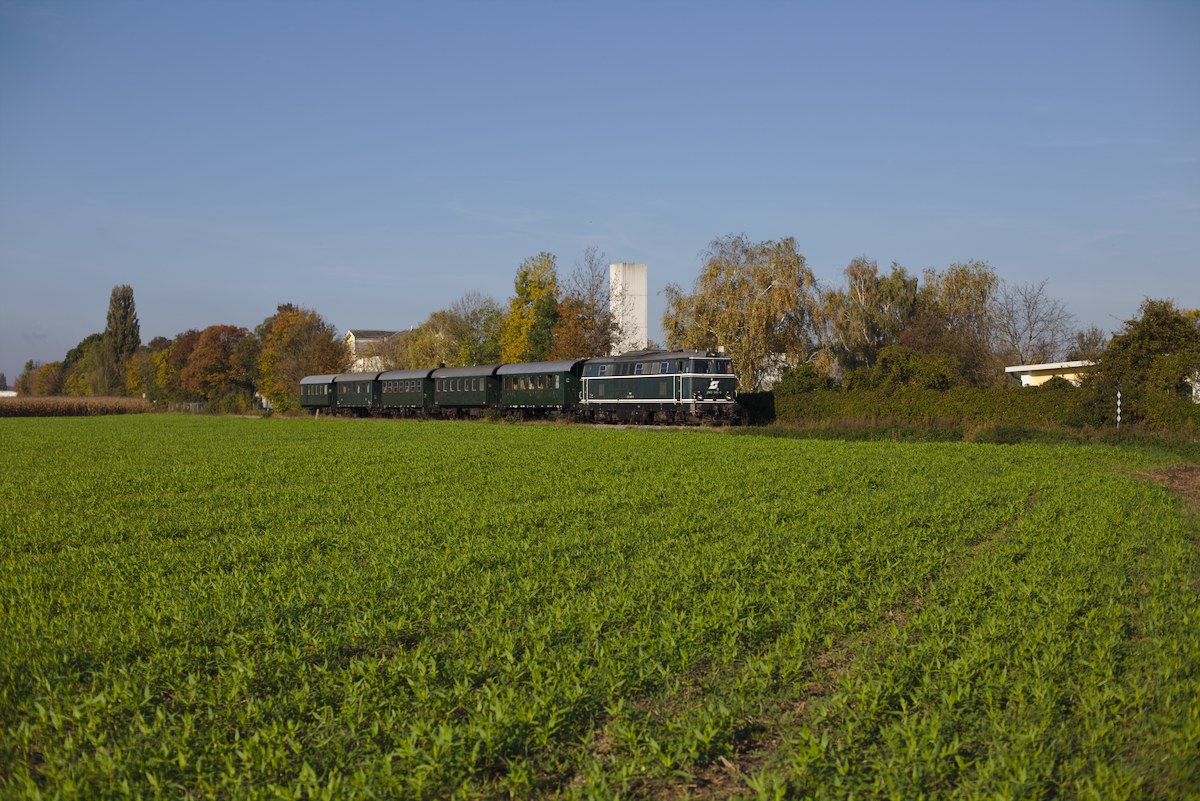 Noch einmal die 2143.40, die gerade an der Stadtgrenze von Korneuburg entlang der Dabsch-Kaserne in Richtung Ernstbrunn fährt. (18.10.2014)