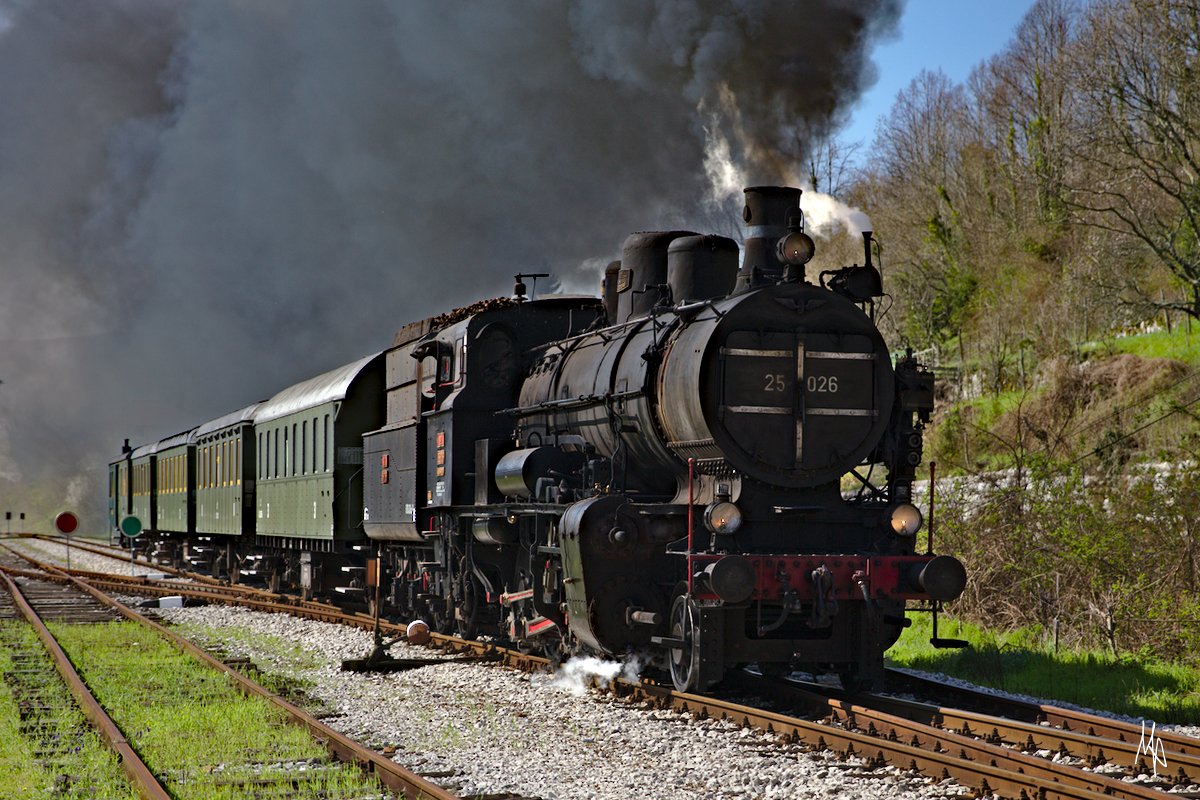 Noch einmal die 25.026 bei der Ausfahrt aus Kanal. Der Zug hat mittlerweile die zum Trocknen aufgehängte Wäsche bereits passiert. (07.04.2018)