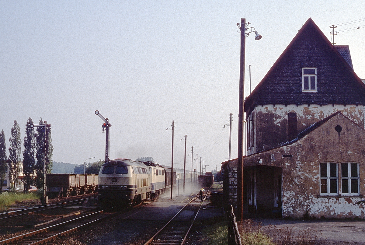 Noch einmal der bereits gezeigte Expressgutzug, wieder im Juni 1982 und wieder mit 216 113 vor einer unbekannten 111, diesmal bei der Durchfahrt in Rodheim (v.d.H.). 
