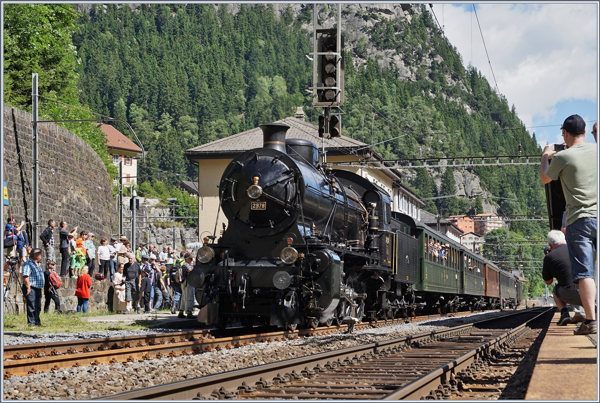 Noch einmal die C 5/6 2978  Elefant  mit dem SRF  Schweiz aktuell am Gotthard  Extrazug in Göschenen in zwei Versionen: Auf diesem Bild wurde das Umfeld - die vielen Fotografen - ins Bild integriert. 
28. Juli 2016