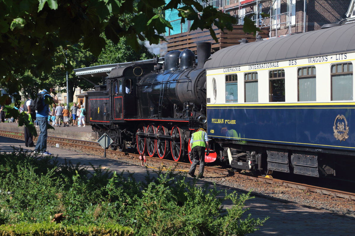 Noch einmal checken, ob alles in Ordnung ist, denn gleich geht es los. ZLSM 1040 beim Rangieren eines Pullmannwagens an den Museumszug.

Simpelveld, 25. September 2016