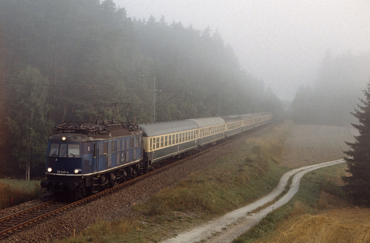 Noch einmal der D 1285 Coburg - Mnchen mit 118 045 im Frhnebel im August 1983 beim Betriebsbahnhof Seehof zwischen Ebersdorf und Schney.