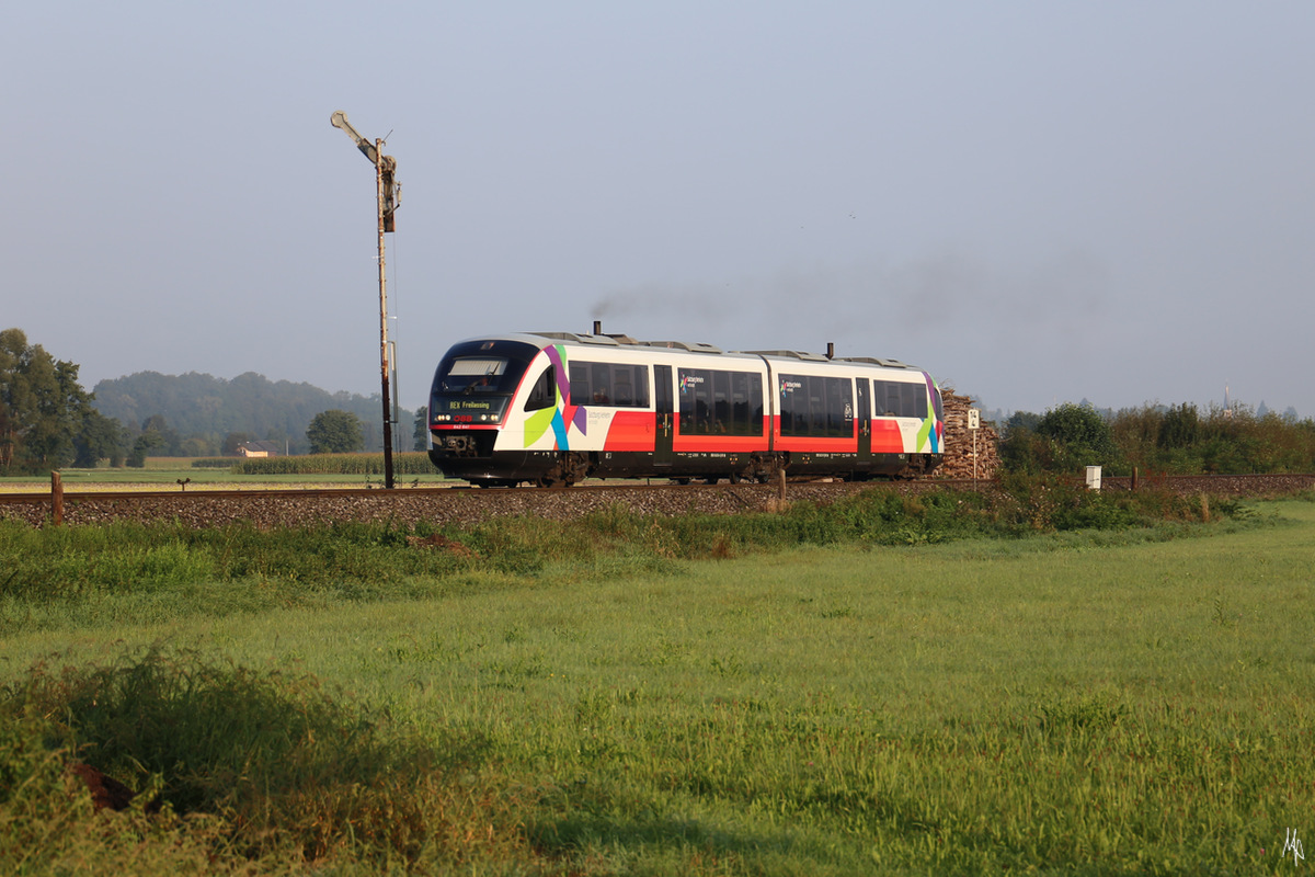 Noch einmal der DB Triebwagen 642 084 bei seinem Einsatz auf der Mattigtalbahn. Der Triebwagen hatte vor dem Halt zeigenden Einfahrsignal gehalten. Das frei zeigende Signal und deutlichen Auspufffahnen zeigen, dass sich das Fahrzeug gerade in Bewegung setzt um in den Bahnhof Munderfing einzufahren. (12.09.2020)
