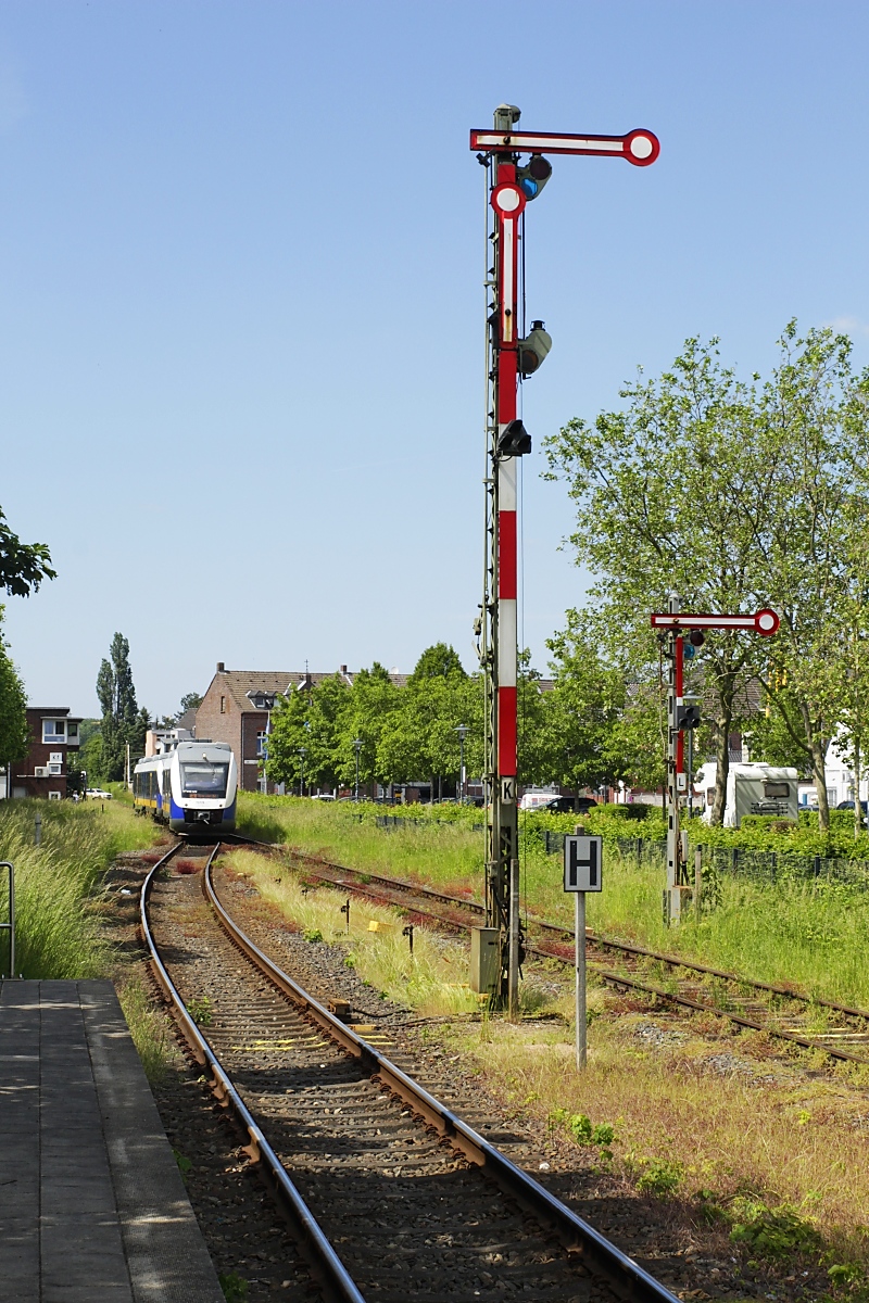 Noch einmal ein Blick auf die Formsignale an der Nordausfahrt des Bahnhofs Kevelaer mit dem aus Kleve eintreffenden 648 422 am 07.06.2021. Die Signale wurden am 17.08.2021 entfernt.