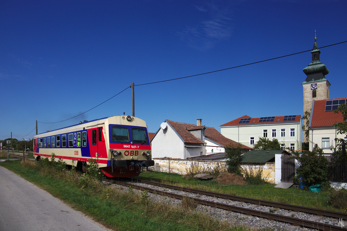 Noch einmal ein Weitwinkelfoto von Pillichsdorf, diesmal mit Triebwagen 5047 027 auf der Fahrt nach Groß Schweinbarth. (29.12.2019)