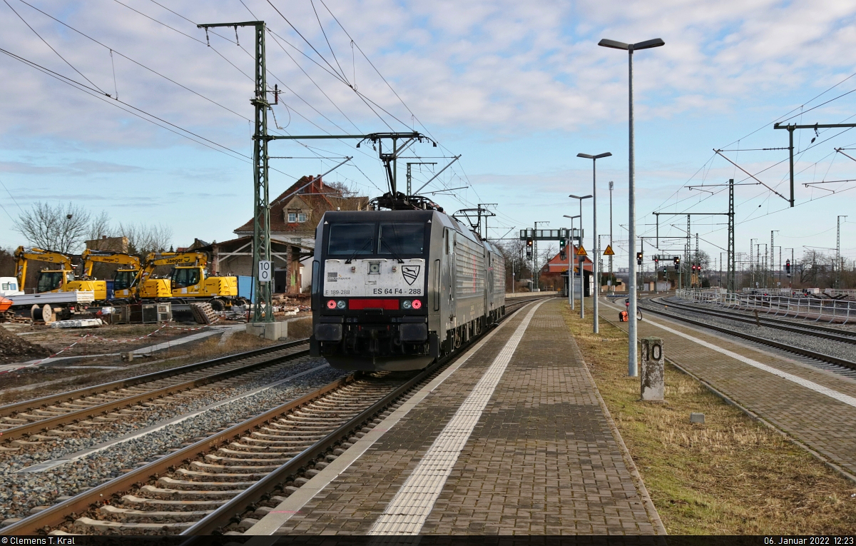 Noch einmal im Nachschuss die Ausbildungsfahrt mit 189 288-4 (Siemens ES64F4-288) und 189 290-0 (Siemens ES64F4-290). Sie durchfahren im Blockabstand hinter der S7 den Bahnhof Angersdorf Richtung Halle (Saale). Am linken Bildrand stehen noch die Bagger für den Bahnhofsumbau in Reih und Glied.

🧰 Mitsui Rail Capital Europe GmbH (MRCE), vermietet an die BELog Baustoffe- Entsorgung- Logistik GmbH & Co. KG
🕓 6.1.2022 | 12:23 Uhr