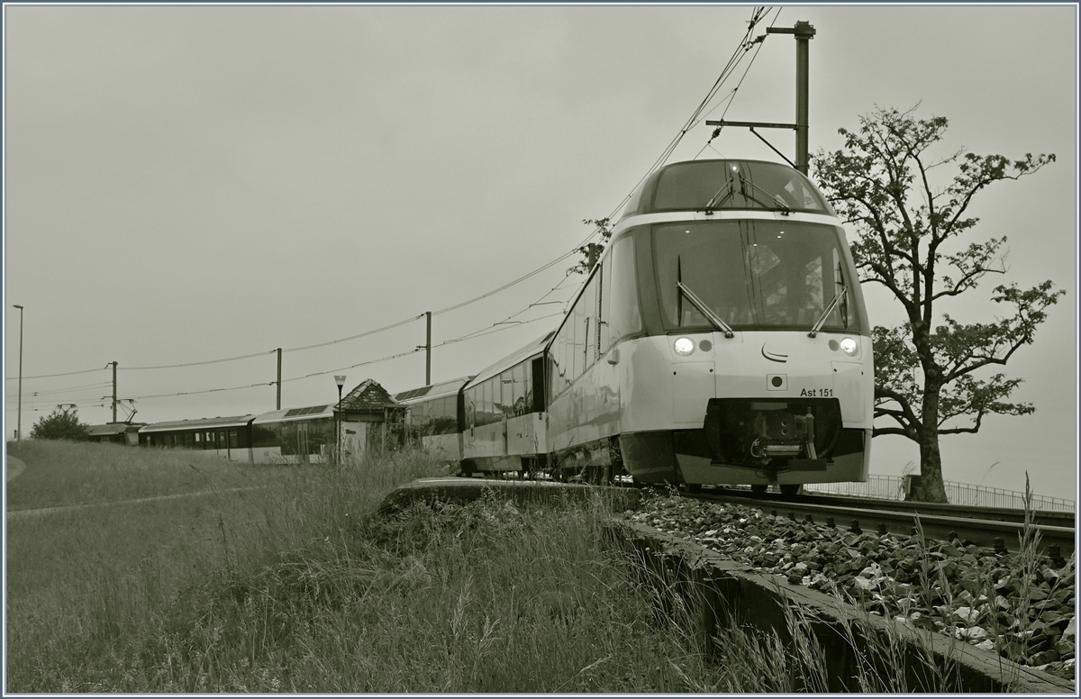 Noch einmal der  neue  MOB Golden Pass Panoramic Express PE 2118 auf der Fahrt von Montreux nach Zweisimmen bei Châtelard VD, eingehüllt von einem sanften Nieselregen aus der Froschperspektive. 

15. Mai 2020