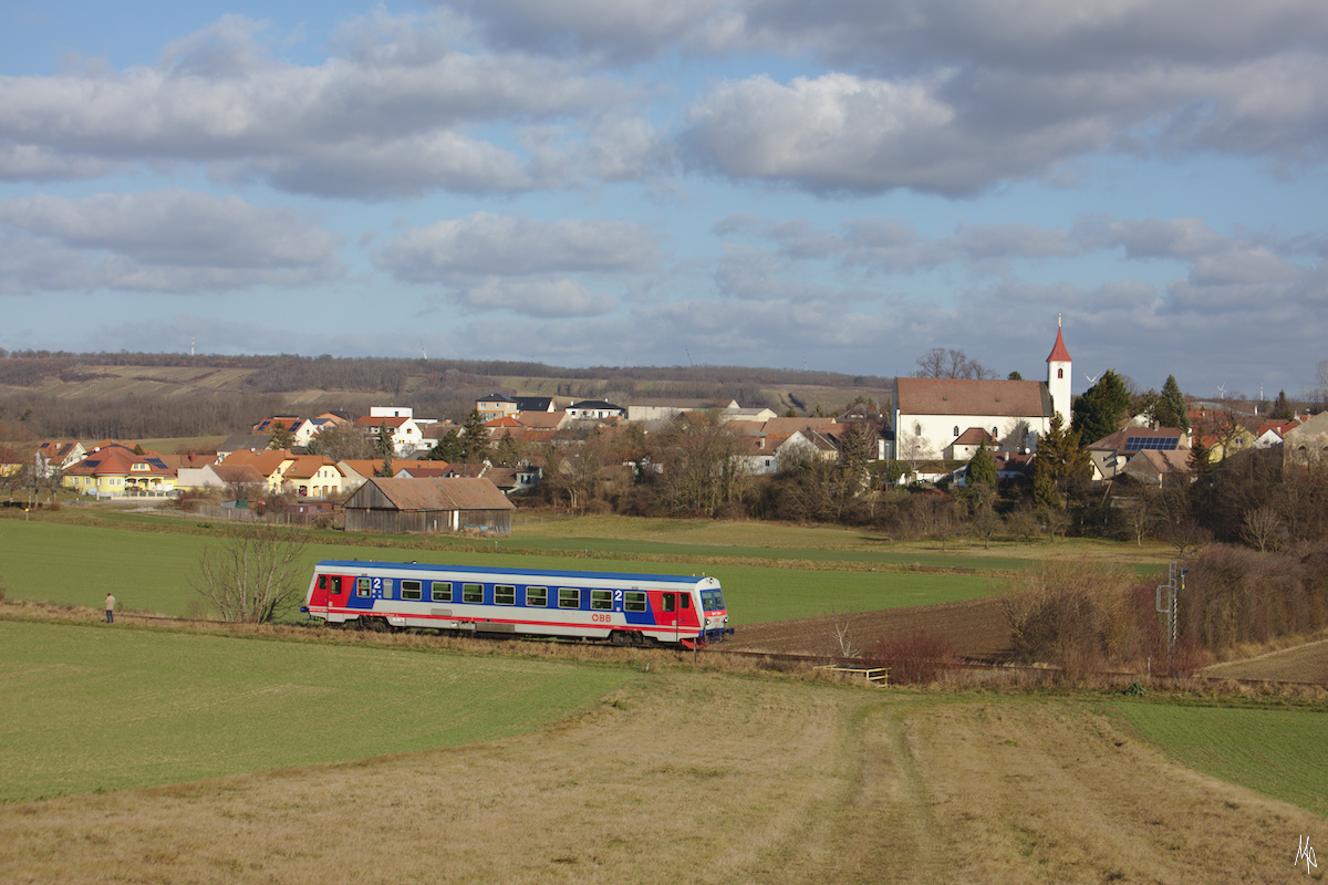 Noch einmal Raggendorf, hier mit Triebwagen 5047 038 , wieder aus einer anderen Perpektive. Auch diese Aufnahme ist am 10. Dezember entstanden, jedoch schon um 11:50.