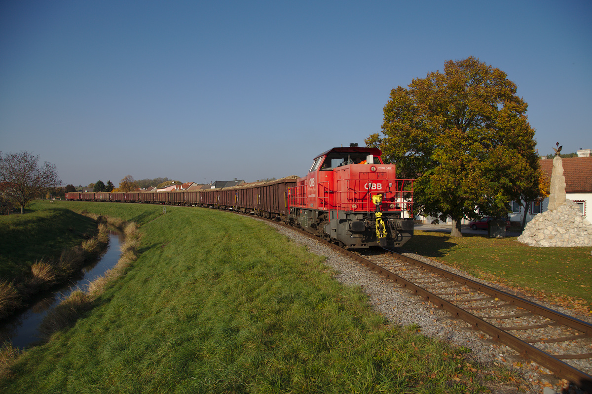 Noch einmal der Rübenzug mit der 2070 048, diesmal bei der Durchfahrt von Hauskirchen. (31.10.2015)