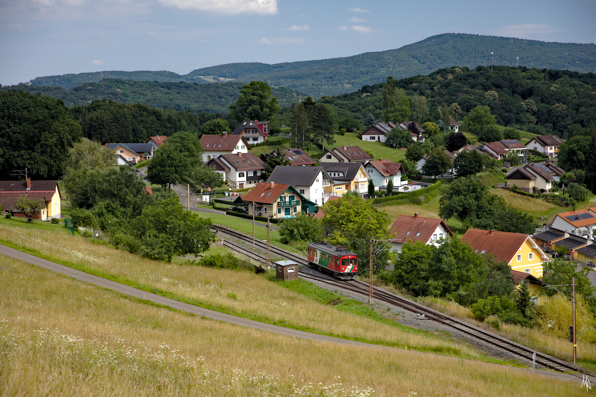Noch einmal Trautmannsdorf mit dem modernisierten Triebwagen der Gleichenberger Bahn. (26.06.2020)