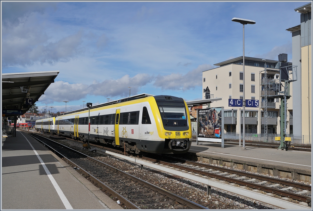 Noch einmal zwei DB 612, mit dem 612 571 an der Spitze des Zugs, diesesmal auf dem Weg von Basel Bad Bf nach Ulm, beim Halt in Friedrichshafen, damals zeigte sich der Bahnhof noch ohne Fahrleitung.

16. M�rz 2019