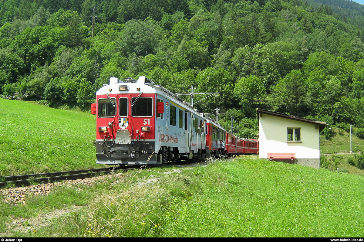 Noch einmal zwei Jahre nach dem vorherigen Bild, am 11. Juli 2012, entstand dieses Foto der TW III 51 und 56 mit einem Regio beim Halt in Privilasco. Die Haltestelle wird auf den nächsten Fahrplanwechsel (Dez. 2017) aufgehoben.