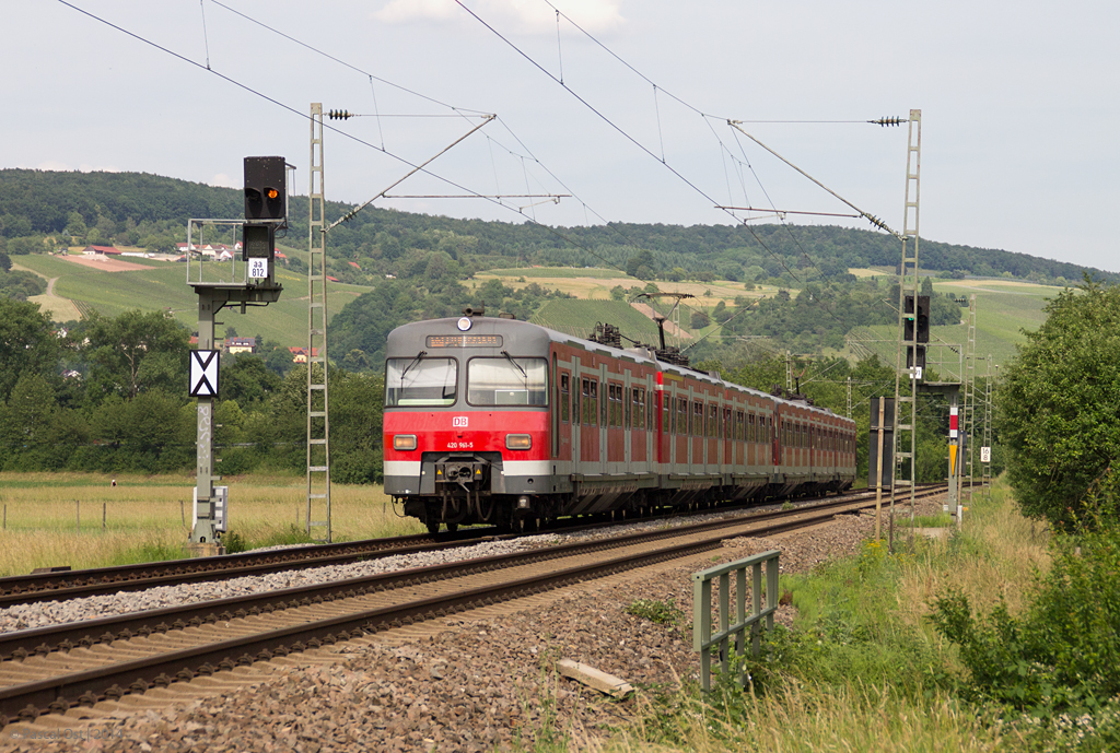 Noch ist er planmäßig im Remstal, der Heilige ET der Baureihe 420. Sein Nachfolger steht allerdings schon in den Startlöchern bzw. mischt in den Umläufen mit. Nach heile Welt sah es allerdings noch aus, als 420 961-5 am 06. Juni 2014 als S7267 (Schorndorf - Filderstadt) bei Beutelsbach unterwegs war.