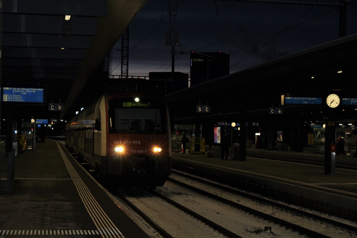 Noch ist es dunkel: SBB RABe 514 058-7 auf Gleis 6 im Bahnhof Zürich Oerlikon als S16 nach Herrliberg-Feldmeilen. Sonntag, 10. Dezember 2017