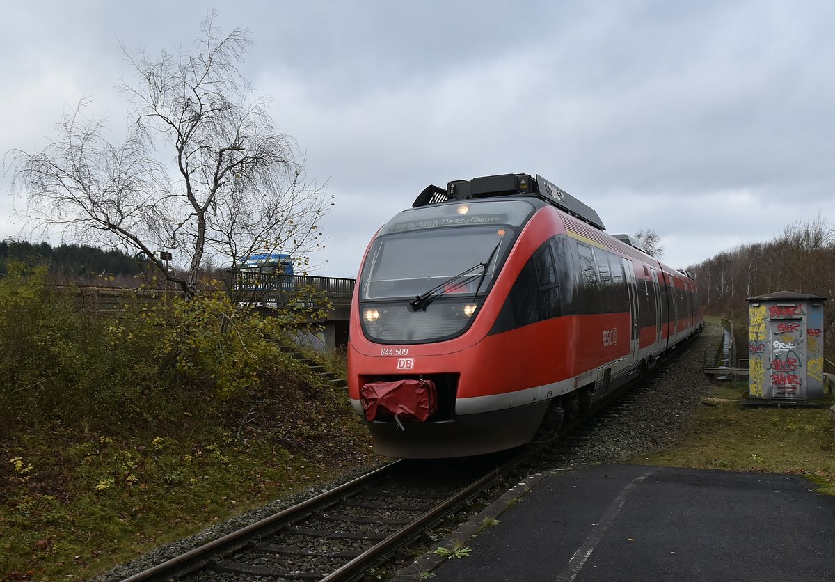 Noch etwas Abgesang, hier ist der 644 509 am Haltepunkt Frimmersdorf. Auch dieses Bild ist ab heute nicht mehr möglich. Hier halten jetzt die VIAS Triebwagen. 9.12.2017