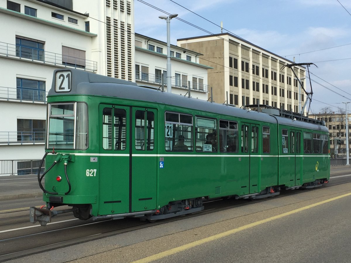 Noch fährt er im Linieneinsatz: Be 4/6 627 unterwegs auf der Linie 21 auf der Dreirosenbrücke, 24.03.2016