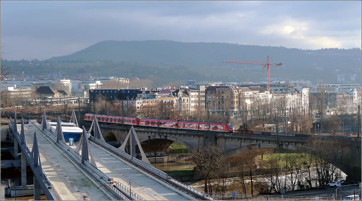 Noch fährt die S-Bahn - 

... auf der alten Brücke über den Neckar. Doch daneben geht die neue Bahnbrücke ihrer Fertigstellung entgegen. Im rechten Zugteil spiegelt sich die neue Brücke. Links ist der Bahnhof Bad Cannstatt erkennbar. Oben der der Kappelberg. 

06.01.2022 (M)