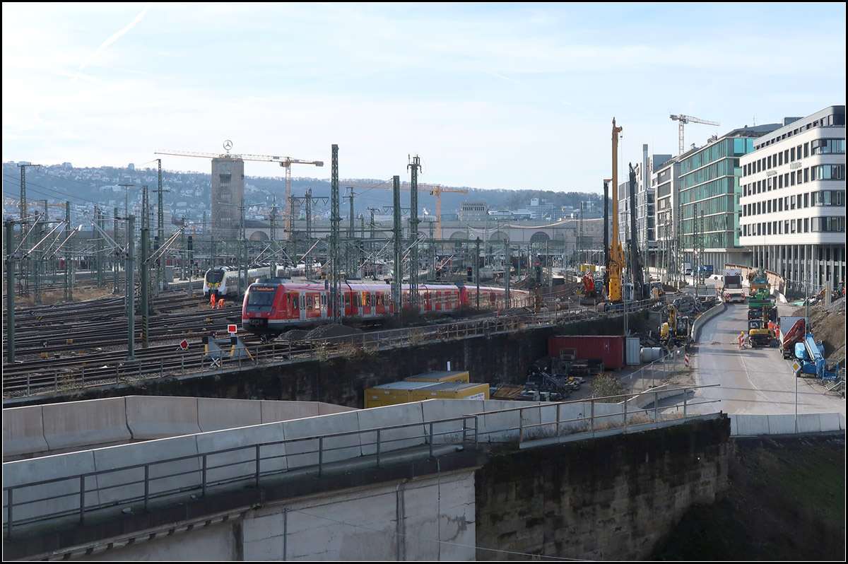 Noch fahren an dieser Stelle die S-Bahnen in den Tunnel -

... aber auf der rechten Seite haben die Bauarbeiten für den Weiterbau des S-Bahntunnels jetzt begonnen. Die Linien S1 bis S3 werden ab voraussichtlich 2015 dann gleich nach der Neckarquerung in Bad Cannstatt im Tunnel verschwinden, die Linien S4 bis S6 dann an der neuen Station Mittnachtstraße im Stuttgarter Norden.

Blick auf das Gleisvorfeld des Stuttgarter Hauptbahnhofes von der neuen Stadtbahnbrücke aus.

24.01.2018 (M) 
