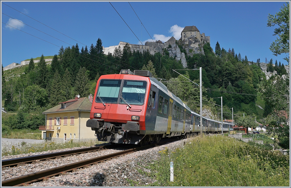 Noch fahren die Kolibri NPZ RBe 562 und somit die SBB EW I im internationalen Verkehr, als TGV Anschlusszug Neuchâtel - Frasne. 
Im Bild der RE 18123 von Frasne nach Neuchâtel vor dem Hintergrund des Fotowolken geschädigten Château de Joux bei la Cluse et Mijoux. 

16. Juli 2019