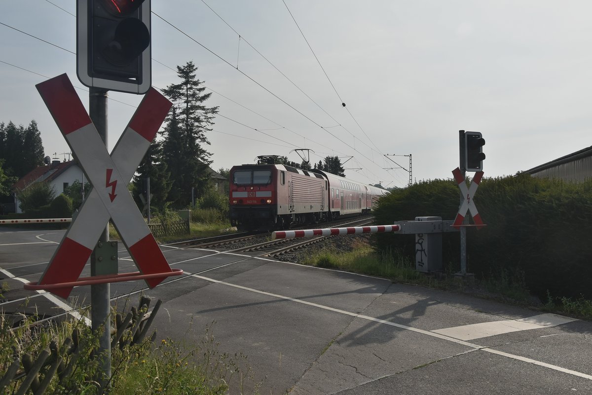 Noch fahren die RB27 teilweise als lokbespannte Züge, am Abend des 16.7.2019 kommt die 143 114 gen Grevenbroich am BÜ Fürther Hecke in Gubberath vors Objektiv.
