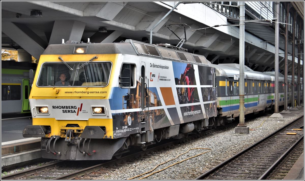 Noch fahren sie gelegentlich die VAE im Sandwich. Hier 456 093 in Luzern. (13.11.2019)
