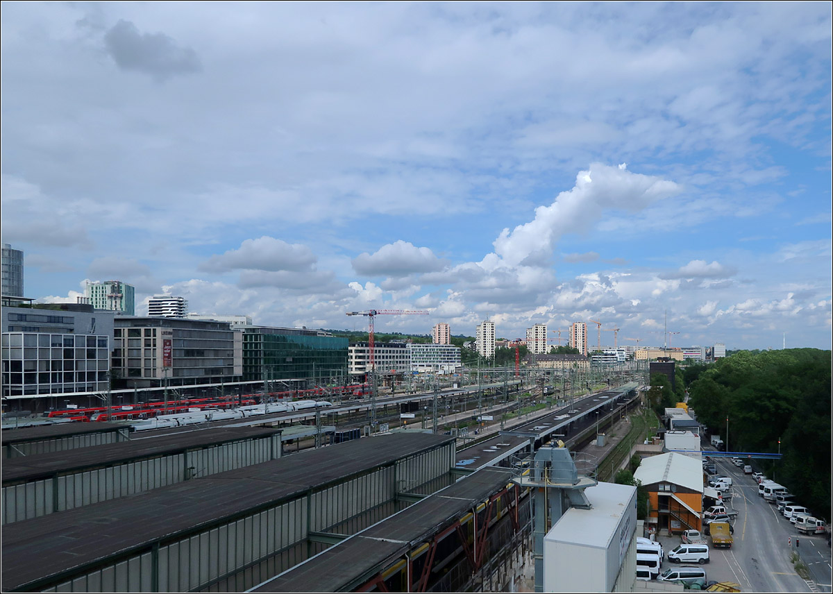 Noch fahren die Züge oberirdisch - 

... doch in ca. vier Jahren soll dies Geschichte sein. Blick auf den Kopfbahnhof in Stuttgart.

05.08.2021 (M)