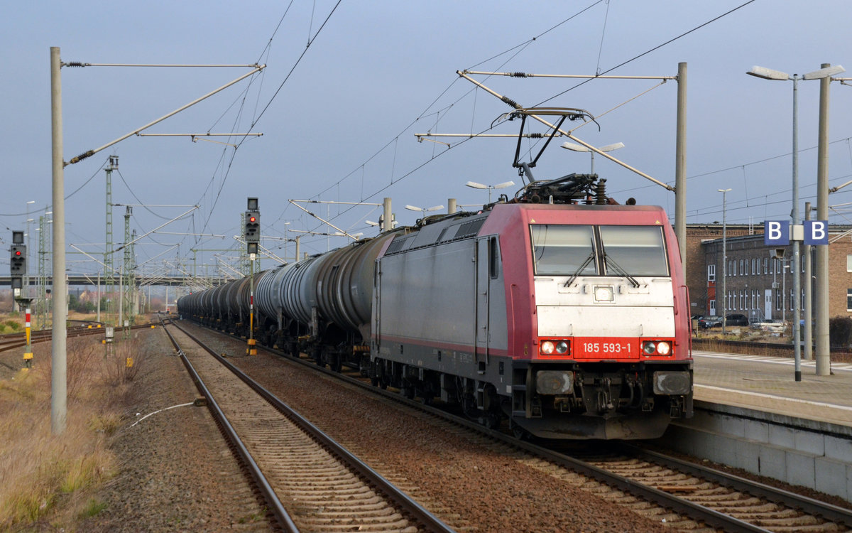 Noch in den Farben des Vorbesitzers Crossrail führte die nun der Beacon Rail Leasing gehörende 185 593 am 19.12.17 einen Kesselwagenzug durch Bitterfeld Richtung Leipzig.