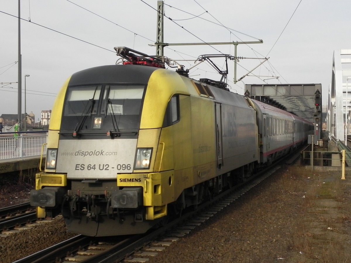 Noch in den Farben von Dispolok überquert die ES64 U2-096 am 08.03.2015 um 16:13 Uhr mit dem IC118 die Rheinbrücke zwischen Mannheim und Ludwigshafen. Aufgenommen am Bahnhof Ludwigshafen-Mitte. 