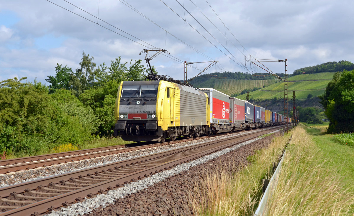 Noch in der Farbgebung der Dispolok rollt 189 930 durch Deutschland. Hier führt sie für TX am 16.06.17 einen Zug des kombinierten Verkehrs durch Himmelstadt Richtung Würzburg.