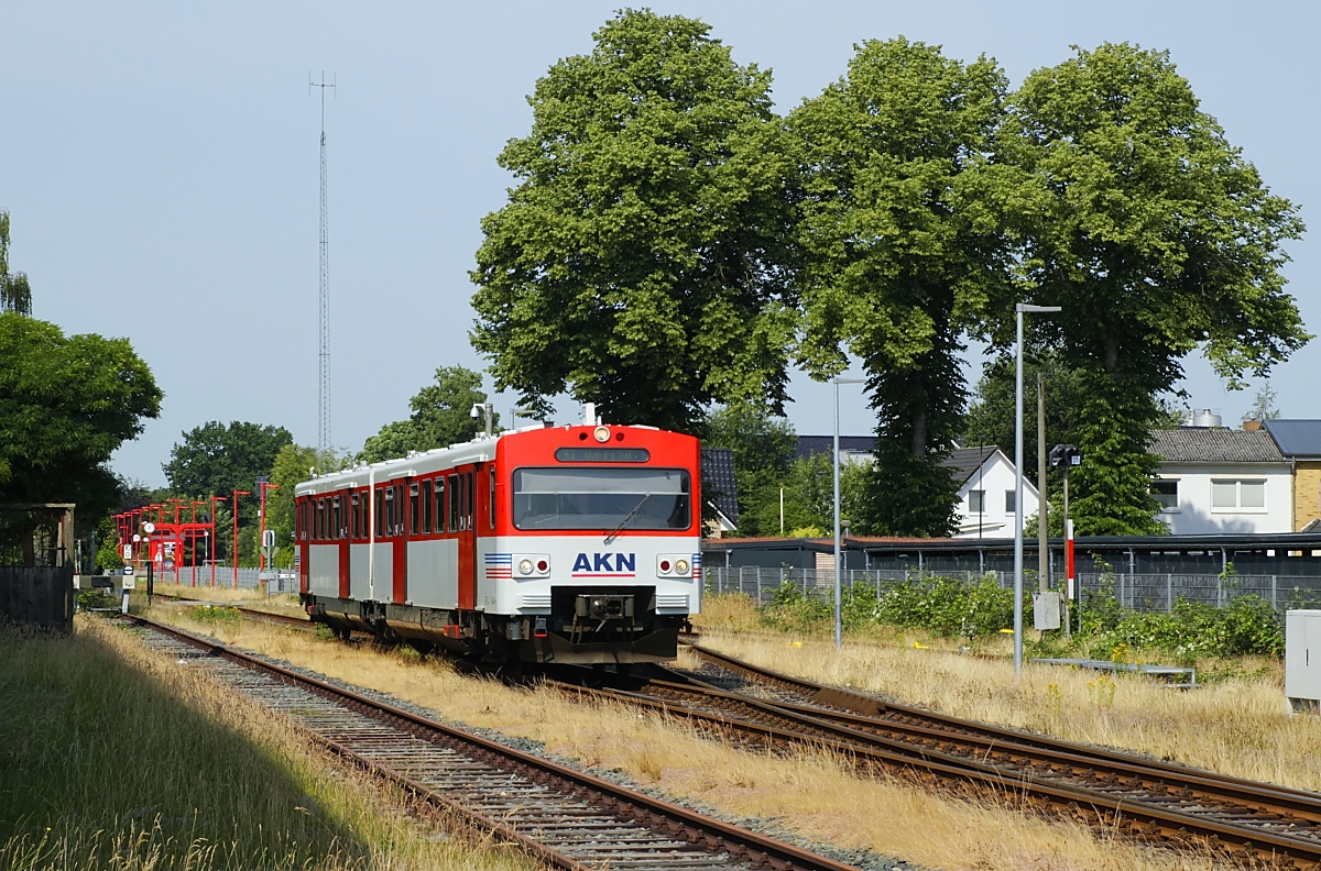 Noch fest in der Hand der VTA der AKN ist die Strecke von Elmshorn nach Ulzburg Süd. Am 09.07.2023 verlässt der VT 2.53 Barmstedt in Richtung Ulzburg Süd.