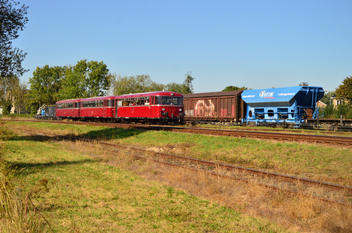 Noch eine Foto vom Triebwagentrio bei der Einfahrt in Simpelveld. 25.9.2016