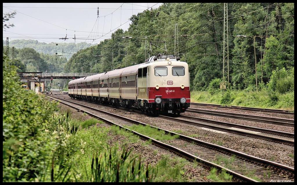 Noch frisch im neuen Eurobahn Lack kam 110169 am 15.7.2017 um 8.56 Uhr mit dem EE 27812 nach Hamburg über die Rollbahn durch den Bahnhof Natrup - Hagen .